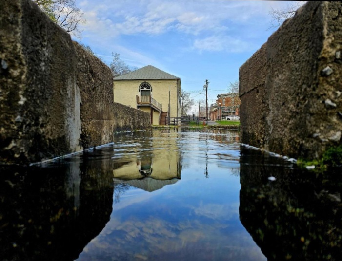 PatriotWriter's tweet image. What an honor to be nestled right in the middle of America's First Spa Town! islands.com/2138532/berkel… Happy 250th year to the Historic Town of Bath, West Virginia! Here's to your health! #SpaLife #AlmostHeaven #HealingSprings