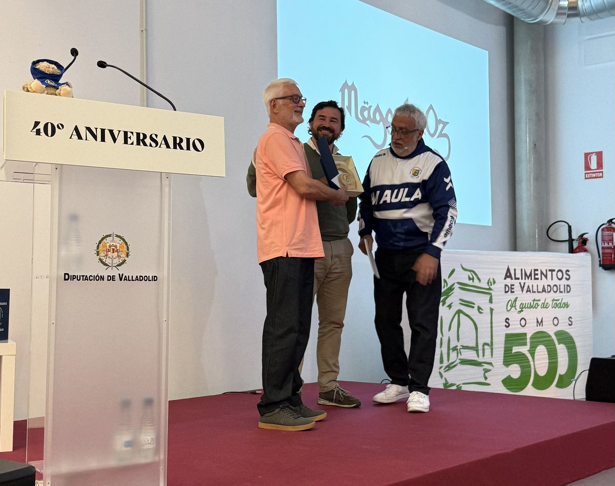 BmAulaCultural's tweet photo. Homenaje a nuestros socios más antiguos: Antonio Martín, Israel Maniega (recoge su hijo Daniel) y Luis Ángel de la Fuente. Gracias a CAVIDEL, IVI y nuestra directiva por participar en esta entrega tan especial 🛡️❤️. https://t.co/8DvtlTX2pO