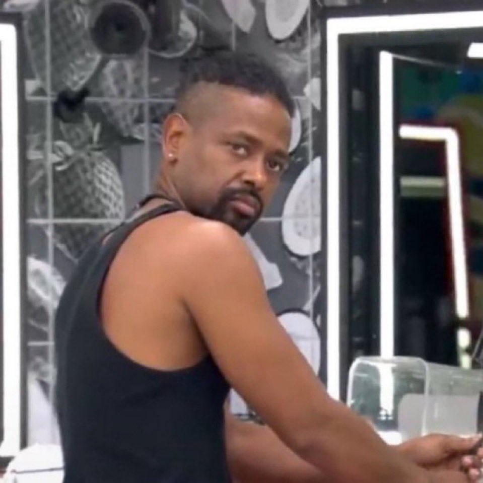 lesbica performatica fã de açaí com confete tweet media