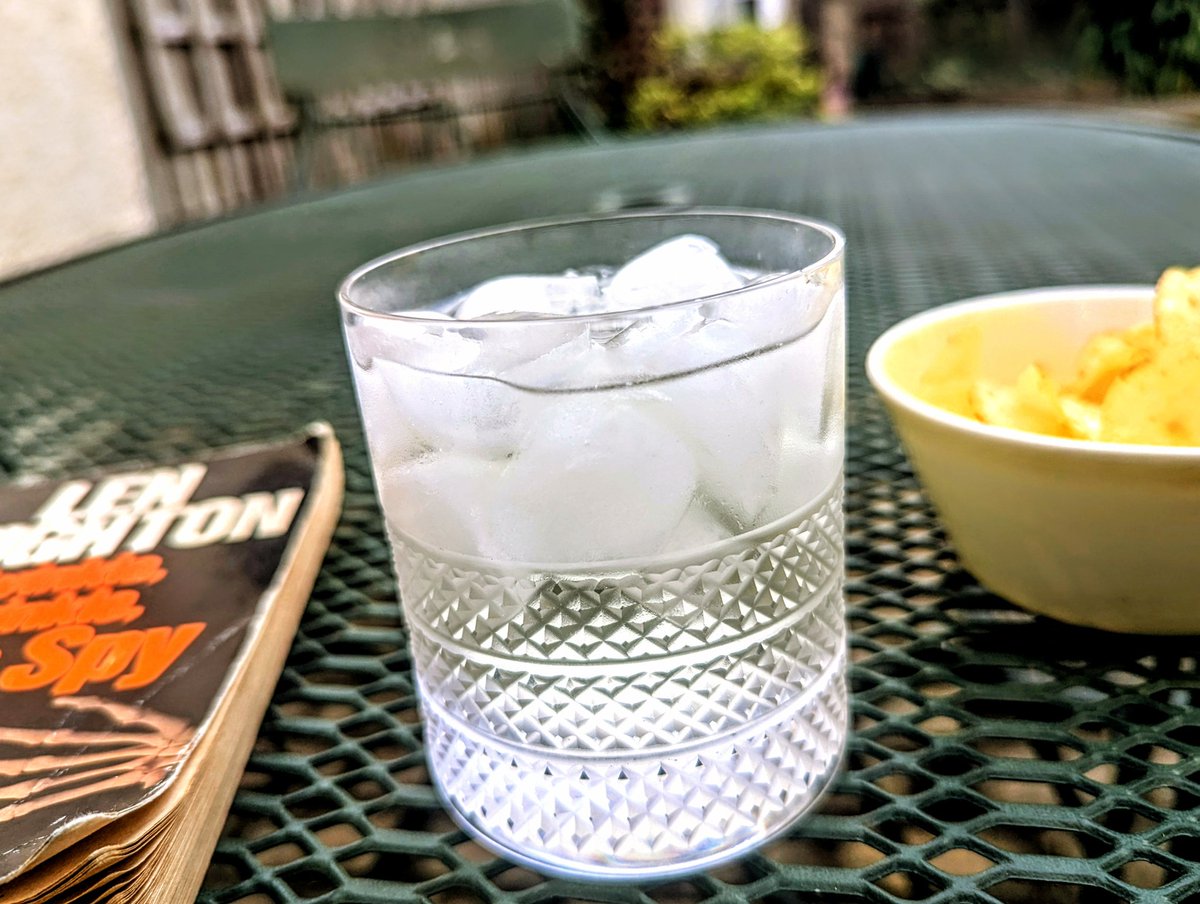 simonnread's tweet image. eckon this is the first early evening garden #cocktail of the year. It's a classic Margherita, accompanied by plain crisps, and an entertaining book, written by the brilliant Len Leighton, who died last month aged 97. Pip pip!