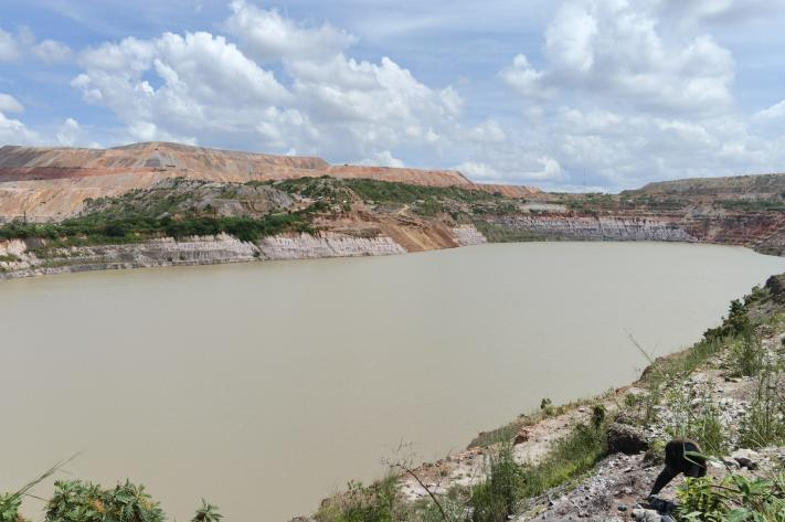 mediacongo's tweet photo. #Lualaba : Des eaux radioactives issues de la mine T17 se déversent dans la rivière #Musonoi, mettant en danger les populations. Classée pourtant « urgence radiologique » depuis le 23 mars, la situation autour du site de #KCC inquiète fortement, mais aucune mesure concrète n’est visible sur le terrain, même au 6 avril 2026. Les autorités et #Glencore redoutent des conséquences irréversibles, tandis que l’exploitation artisanale à haut risque se poursuit.