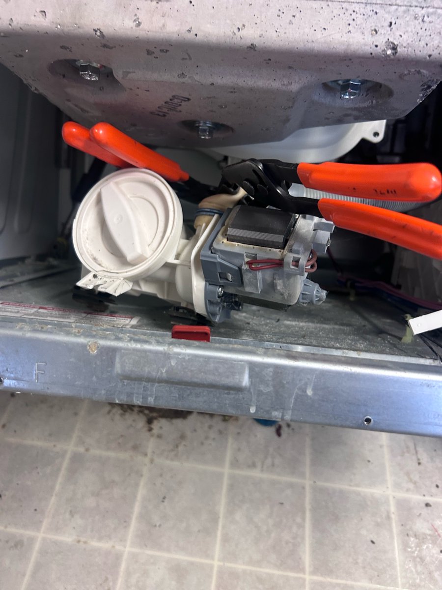 APPMEDSEWARD's tweet image. Swapping out a washer's drain pump is like threading a needle while holding a bucket of water steady! Nailed it without the mess this time. 💪 #washerrepair #drainpump #appliancerepair #fixitright