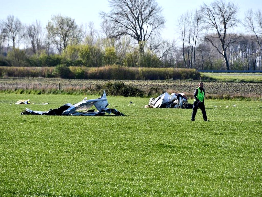 ivancp25's tweet image. #SuicidioAéreo en #Cessna #F172PSkyhawk Reims II (PH-VSS), en campo cerca de #Middelburg, Autopista A58, #PaísesBajos 🇳🇱. El piloto, único ocupante, murió. La policía maneja pruebas de que el piloto cometió acto de suicidio. Despegó desde Midden Zeeland (EHMZ). 1 muerto. 07-04-26