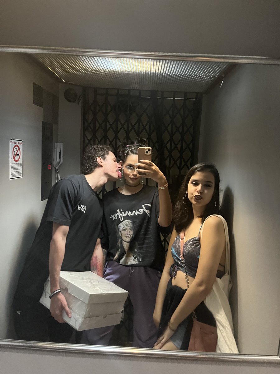 taylor swift NEGA tweet media