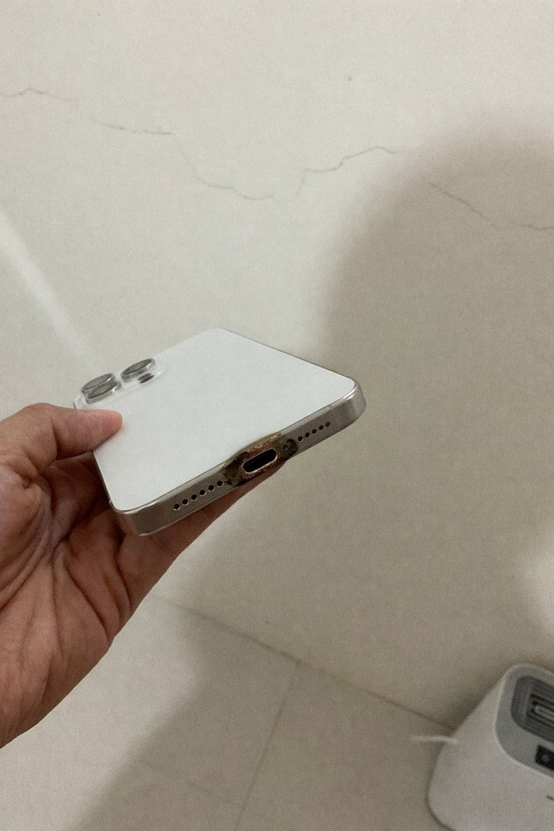 _Chinasbitch's tweet photo. @AnkerOfficial Still no answer for the refunds and transfer of my ruined socket and phone from Anker https://t.co/efnTTWLx2V