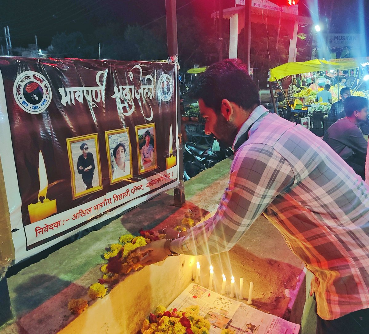 Real_Dkraghu's tweet photo. आज अशोकनगर में @ABVPVoice द्वारा ग्राम अजलेश्वर के तालाब में डूबकर दिवंगत हुए तीनों मासूम बच्चों मयंक रघुवंशी, ओम रघुवंशी एवं देव रघुवंशी को भावभीनी श्रद्धांजलि अर्पित की गई।
इस दुःखद अवसर पर उपस्थित होकर दिवंगत आत्माओं को नमन किया। https://t.co/0i2yQHMGA4