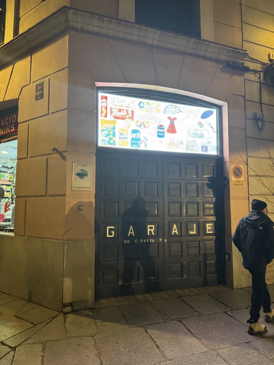 taelira's tweet photo. @MadridDecadente @MadridProyecta De noche es aún mejor, iluminando toda la plaza de Oriente. https://t.co/kB5zExGw8F