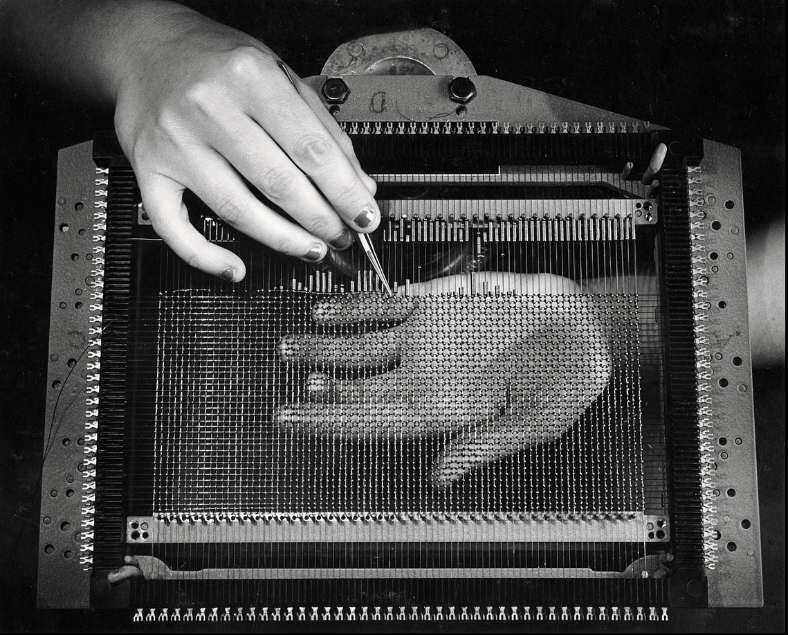 swearyprof's tweet image. IBM hand-woven magnetic core memory, 1956.
Photo: Ansel Adams, source: qbn.com
#geek #shall #inherit