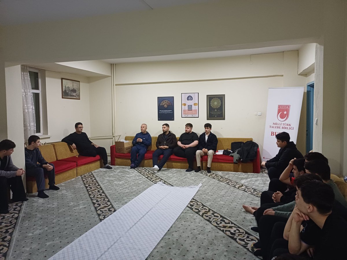 MTTBBursa's tweet photo. Milli Türk Talebe Birliği Bursa İl Başkanlığı olarak, Ali Osman Sönmez Anadolu İmam Hatip Lisesi yurdunda okul müdürü Metin Köse ve öğrencilerle bir araya geldik. Hocamız ve öğrenci kardeşlerimizle hasbihal ettik. Hoş sohbetleri ve hüsnükabullerinden ötürü teşekkür ederiz. https://t.co/eNjUCIETir