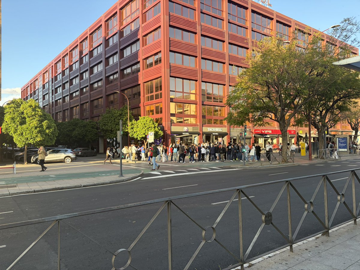 He llegado a tiempo, no hay tanta cola para mi burrito gratis 🥰