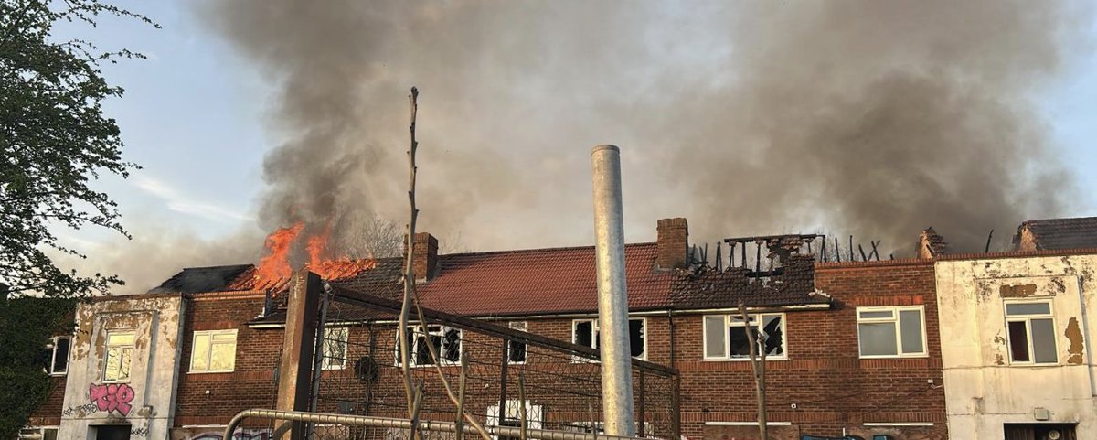 LondonFire's tweet photo. The fire at a derelict building in #Perivale is generating a significant amount of smoke. If you live or work nearby please keep windows and doors closed.
Please also avoid the area where possible due to road closures in place https://t.co/jm2vf5budf https://t.co/Pq6DTG5C5T