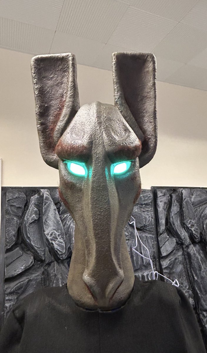 AMHmakes's tweet image. Is this the face of Sutekh? 
Yes, and he’s all finished! Ready for display at Bedford charity who con this weekend!

#DoctorWho #PyramidsofMars #Sutekh