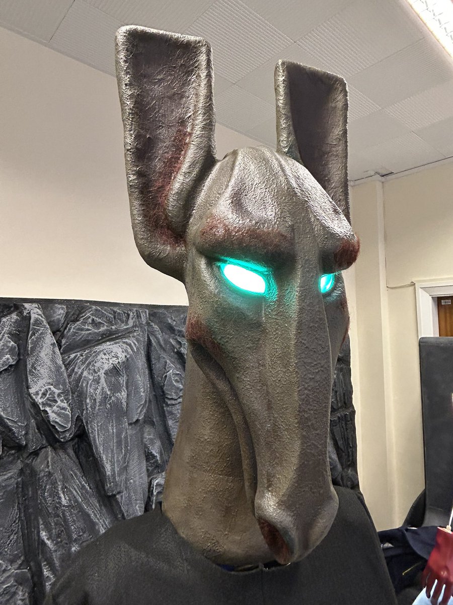 AMHmakes's tweet image. Is this the face of Sutekh? 
Yes, and he’s all finished! Ready for display at Bedford charity who con this weekend!

#DoctorWho #PyramidsofMars #Sutekh