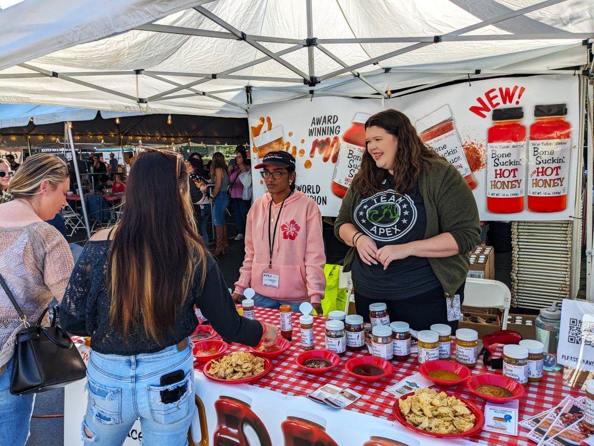 BoneSuckinSauce's tweet photo. Bone Suckin' Peak City Pig Fest 2026
🔥 NC FOODIES 🔥 FREE EVENT + for a great cause ❤️
📅 Fri, April 10 (5–10PM)
📅 Sat, April 11 (11AM–9PM)
Apex, NC - Town Hall 
BBQ, live music, drinks🍹 & a Police 🚔 vs Fire 🔥 rib eating contest!
Featuring top BBQ, Bone Suckin' BBQ pork sliders + sweet treats 🍖🍦
🎟️ FREE entry + free NEW Bone Suckin' Eastern Vinegar squeeze bottle giveaway (while supplies last!)
Bring your crew & come hungry 😎
#ApexNC #BBQFest #Foodie #FreeEvent #WeekendPlans