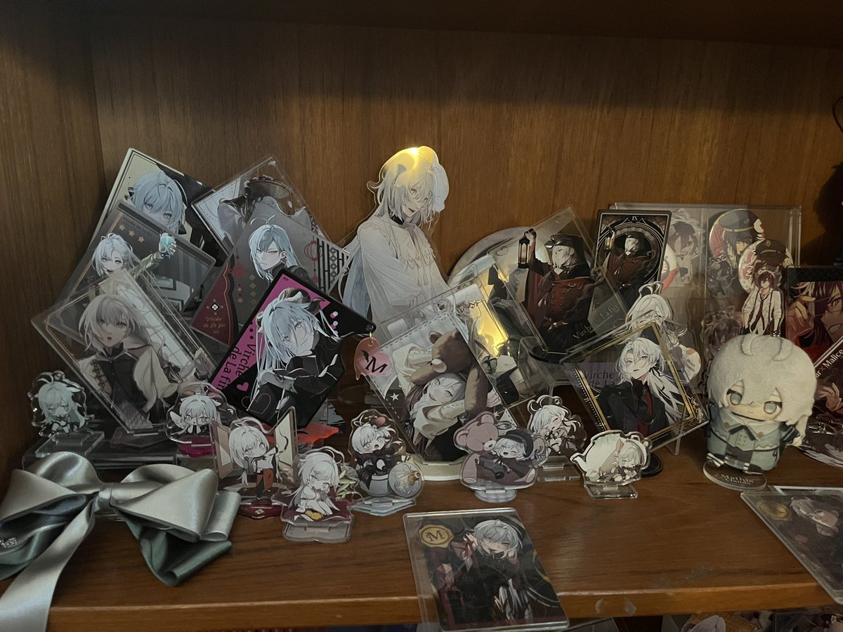 meowtisclawde's tweet image. It’s been awhile since I showed my Mathis shrine but ………. He’s looming over me (I need to redecorate this area….)