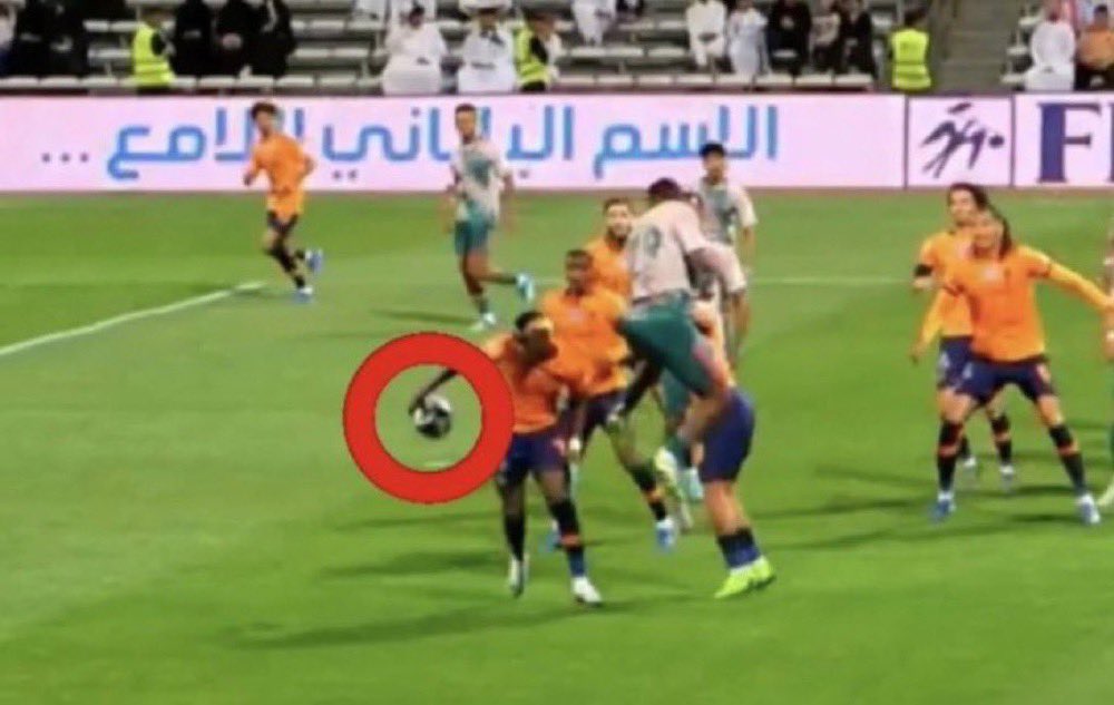 Ahli_ii's tweet photo. عيييييب الي صار فضيحة امام اعين الجميع 
اذا كل هذي مافيها ركلة جزاء ، متى تنحسب !! https://t.co/Jya07EjUoK