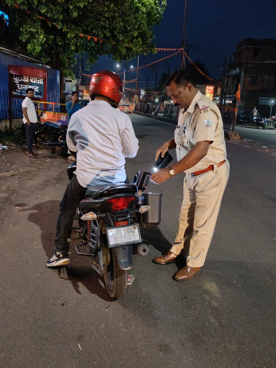 dhanbadpolice's tweet photo. जिलेभर में पुलिस का बड़ा एक्शन 🚨 एसएसपी श्री प्रभात कुमार के निर्देश पर विशेष अभियान में 1856 वाहनों की जांच, 13 जब्त, 56 लोग हिरासत में। अवैध शराब, जुआ, अड्डाबाजी और ट्रैफिक नियम तोड़ने वालों पर सख्ती जारी।

#PoliceAction #LawAndOrder #TrafficCheck #DhanbadPolice #CrimeControl https://t.co/C31VtMkc9U