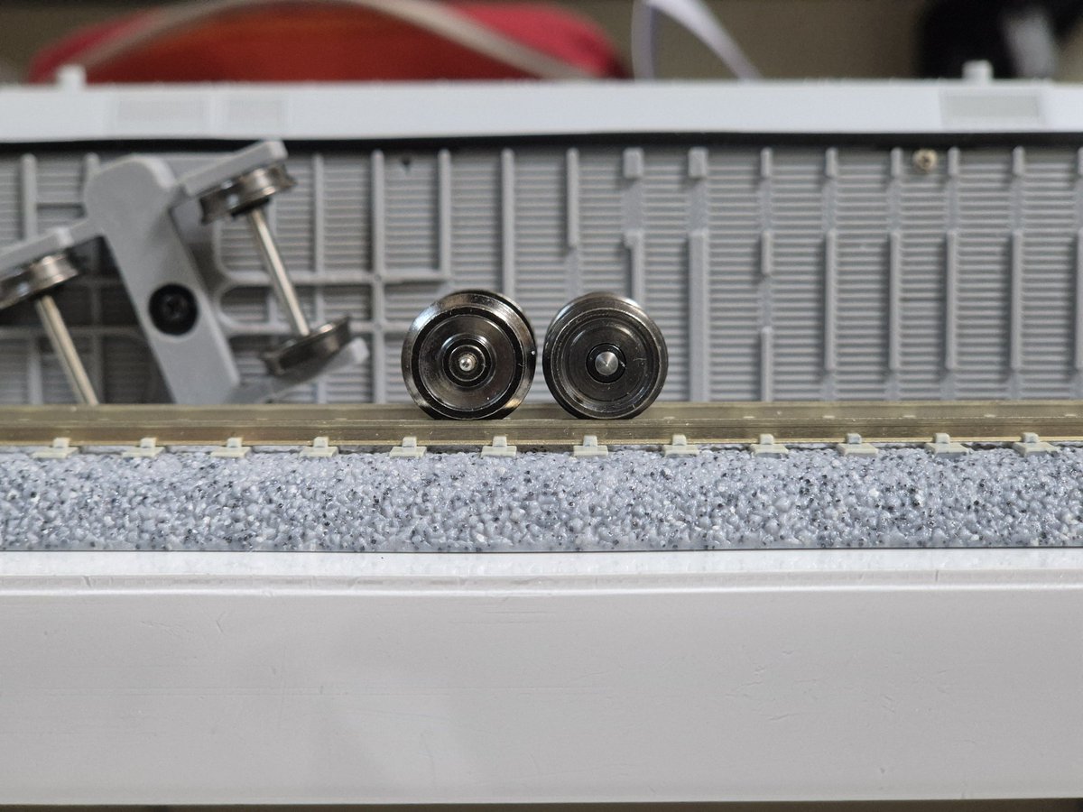 한트랙 장대형 무궁화객차의 차륜 (좌)
Evemodel 33인치 차륜 (우)
한트랙 차륜의 플랜지가 더 높습니다.