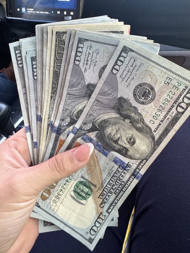 girisimcihisler's tweet photo. GOOGLE SİZE SAATLİK 150 DOLAR ÖDEMEYE HAZIR: EVDE OTURDUĞUNUZ YERDEN PARA KAZANMANIN GİZLİ YOLU

2026'nın en büyük fırsatlarından biriyle karşınızdayım. Çoğu insan Google'ı sadece arama yapmak için kullanırken, bir kesim Google'ın sunduğu ücretsiz eğitimlerle servet kazanıyor. 

Bu rehberde, tamamen ücretsiz bir şekilde nasıl uzmanlaşıp saatlik 150 dolar ve üzerine çıkabileceğinizi adım adım anlatıyorum.

İşte o dev para kazanma rehberi:

1. Google Skillshop’u Keşfedin
Google, kendi araçlarını kullanan profesyoneller yetiştirmek için Skillshop adında dev bir eğitim platformuna sahip.

• Google'a gidin ve arama çubuğuna Skillshop yazıp çıkan ilk bağlantıya tıklayın.

2. Google Ads Uzmanı Olun
İnternetteki en büyük reklam ağı olan Google Ads'in dilini öğrenmek, dijital dünyanın altın anahtarını elinde tutmak gibidir.

• Skillshop ana sayfasında aşağı kaydırın ve Google Ads kategorisine dokunun.

3. Ücretsiz Sertifikasyonları Tamamlayın
Sertifika almak için binlerce lira harcamanıza gerek yok; Google bunları size ücretsiz sunuyor.

• Google Ads Certifications (Sertifikaları) bölümüne girin. Buradaki eğitimler başlangıç dostudur ve tamamlaması ortalama birkaç saat sürer.

4. Upwork İle Yeteneğinizi Paraya Dönüştürün
Sertifikalarınızı aldıktan sonra artık lisanslı bir uzmansınız. Şimdi bu uzmanlığı global pazarda satma zamanı.

• Upwork. com sitesine gidin ve Google Ads uzmanı olarak profilinizi oluşturun.
Potansiyel Kazançlar Neler? Bu yöntemle gerçekten ciddi rakamlar kazanan insanların canlı örnekleri var:

Günde sadece 1-3 saatinizi ayırarak, telefonunuzdan veya bilgisayarınızdan tamamen esnek bir şekilde çalışabilirsiniz. Kaybedecek hiçbir şeyiniz yok; çünkü kayıt olmak ve eğitimleri almak tamamen ücretsiz.

Bu rehber, sadece 2026’da değil, geleceğin dijital ekonomisinde de yerinizi almanızı sağlayacak gerçek bir amme hizmeti.