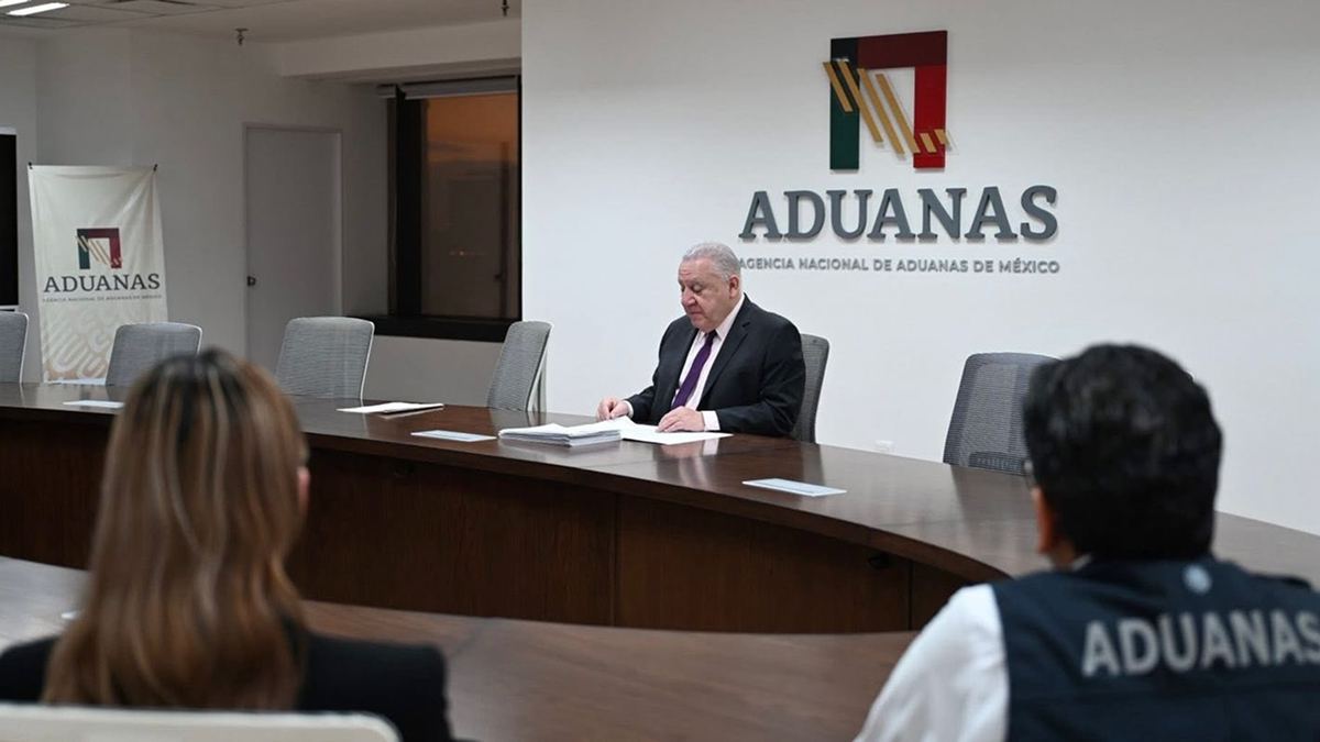 Se despide Marín de Palacio ¿Se perfilará para Q. Roo?. Ayer Rafael Marín se despidió de Palacio Nacional como director de Aduanas para dar paso a su encomienda como delegado de Bienestar en Yucatán. <a href="/jachavez77/">jose antonio chavez</a> <a href="/RafaelMarinM_/">Rafael Marín Mollinedo</a> <a href="/AduanasMx/">Aduanas de México</a> <a href="/GobQuintanaRoo/">Gobierno Quintana Roo</a> 
indicecorporativo.com/2026/04/se-des…