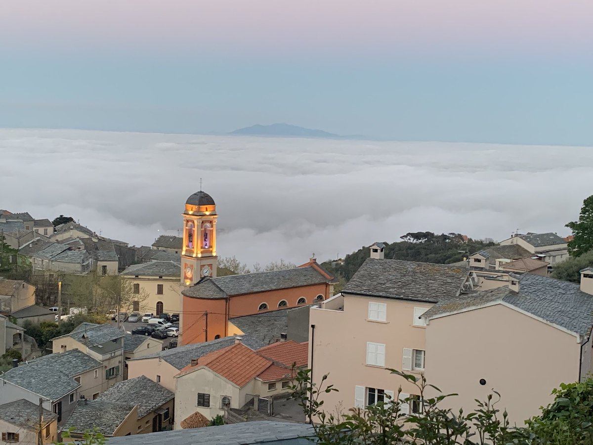 Cardu ce soir de l’air plus chaud et humide en contact avec une mer plus fraîche provoquant des bancs de brouillard  d’environ 100 mètres d’épaisseur,  au dessus de 100 mètres ciel clair
