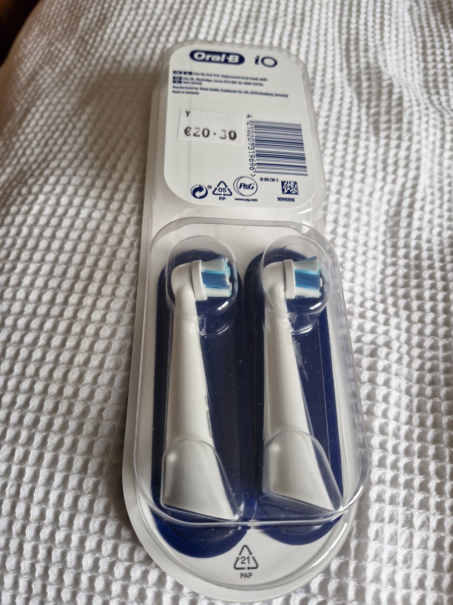 MargaretOG66351's tweet image. Since these refills for electric toothbrushes are so ridiculously expensive, it's worth repurposing the old ones. Attach them to the toothbrush and use them to clean the bathroom grouting. Very effective. Just don't forget to throw them out afterwards!