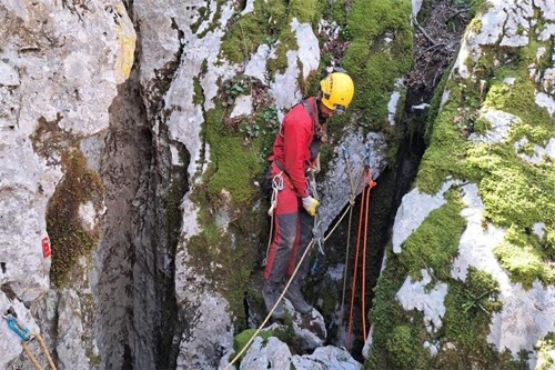 gorancionline's tweet photo. Zaklela se zemlja raju… Jezivo otkriće: "Među žrtvama vjerojatno i franjevci iz Širokog Brijega" https://t.co/QhXNNAkKpY https://t.co/TzERlu5BIl