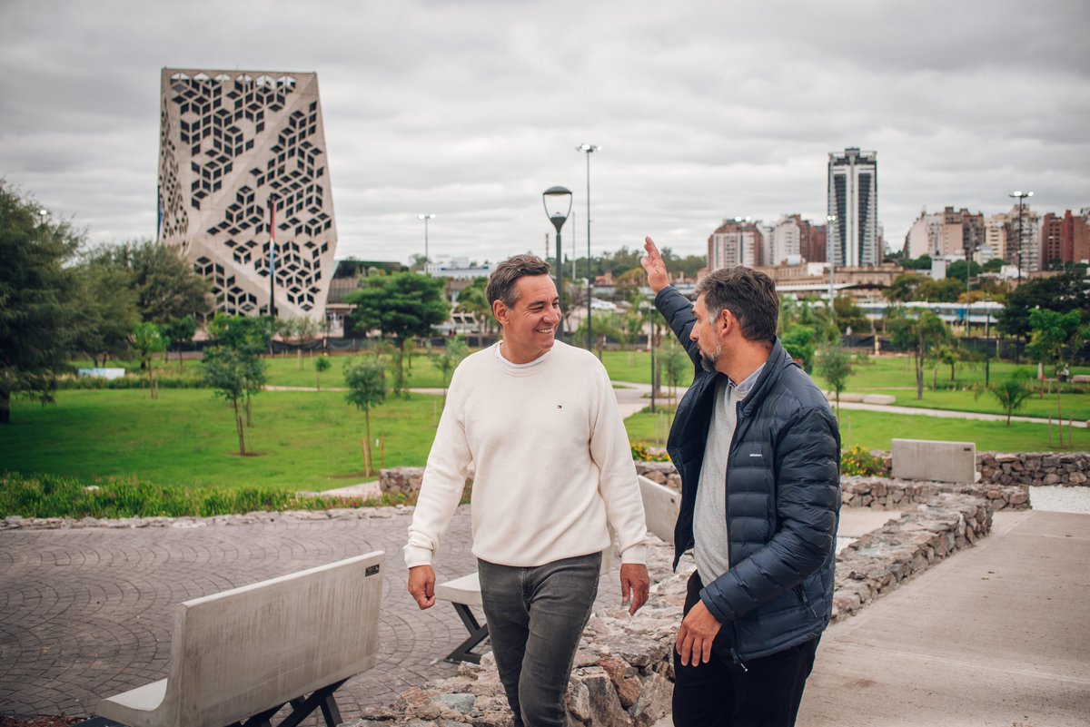 MIRÁ LOS NUEVOS JUEGOS INFANTILES DEL PARQUE CENTRO CÍVICO

La renovación del Parque del Centro Cívico avanza a toda marcha. Estuvimos viendo los nuevos juegos infantiles que se han colocado, todos hechos de materiales sustentables, y con unos diseños increíbles. Esta obra,