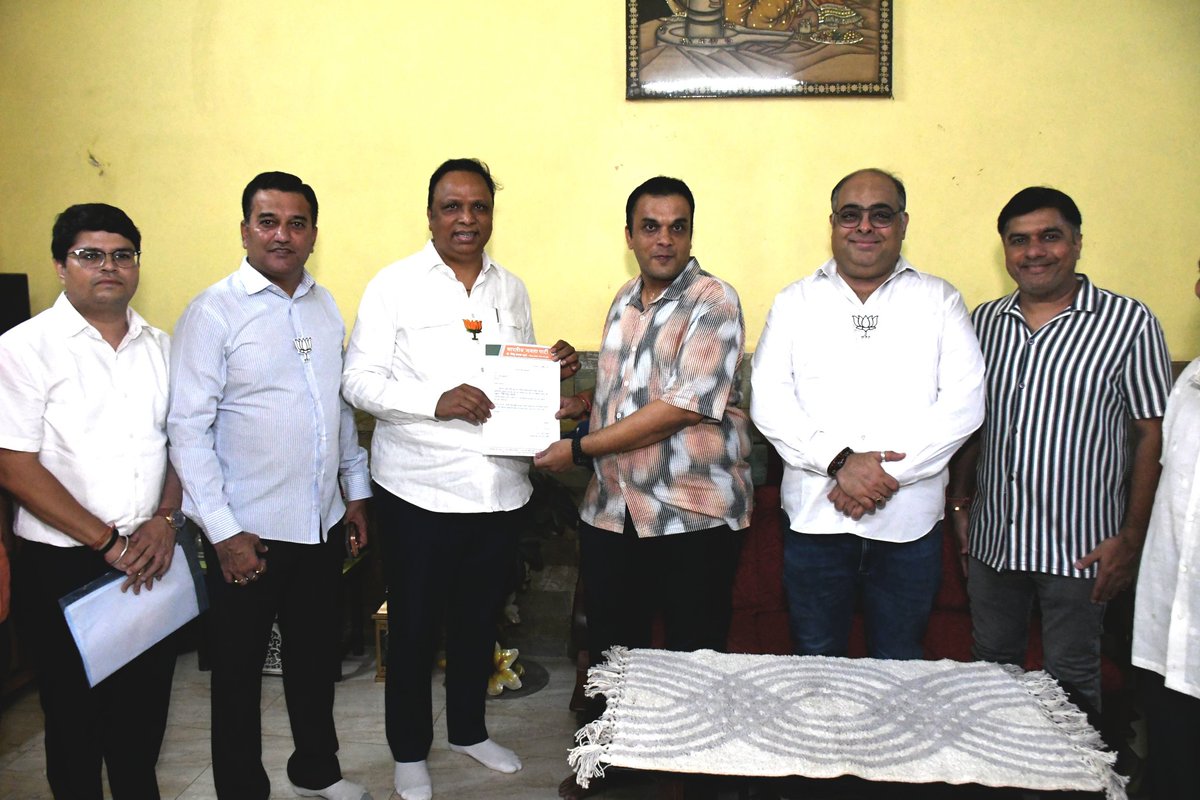 ShelarAshish's tweet photo. In line with the Election Commission’s statewide SIR campaign, BLA-2 appointments were made today.

Appointment letters were handed over to Arnav Jani, Vinayak Kamat, Hitendra Shah, Jayshree Patil and Rajendra Patil from Ward No. 98 of the Vandra West Assembly Constituency. District President Virendra Mhatre, Ward President Divyesh Wankhedkar and Mandal President Sandip Murjani were present on the occasion.
.........

निवडणूक आयोगाच्या राज्यव्यापी Special Intensive Report (SIR) अभियानांतर्गत आज भारतीय जनता पक्षाच्या BLA-2 पदाच्या नियुक्त्या केल्या.  

वांद्रे पश्चिम विधानसभा क्षेत्रातील वॉर्ड क्रमांक ९८ मधून अर्णव जानी, विनायक कामत, हितेंद्र शाह, जयश्री पाटील, राजेंद्र पाटील यांना नियुक्तीपत्रे प्रदान केली. यावेळी जिल्हाध्यक्ष विरेंद्र म्हात्रे, वॉर्ड अध्यक्ष दिव्येश वानखेडकर, मंडळ अध्यक्ष संदीप मुर्जानी उपस्थित होते. 

#Mumbai #AshishShelar
