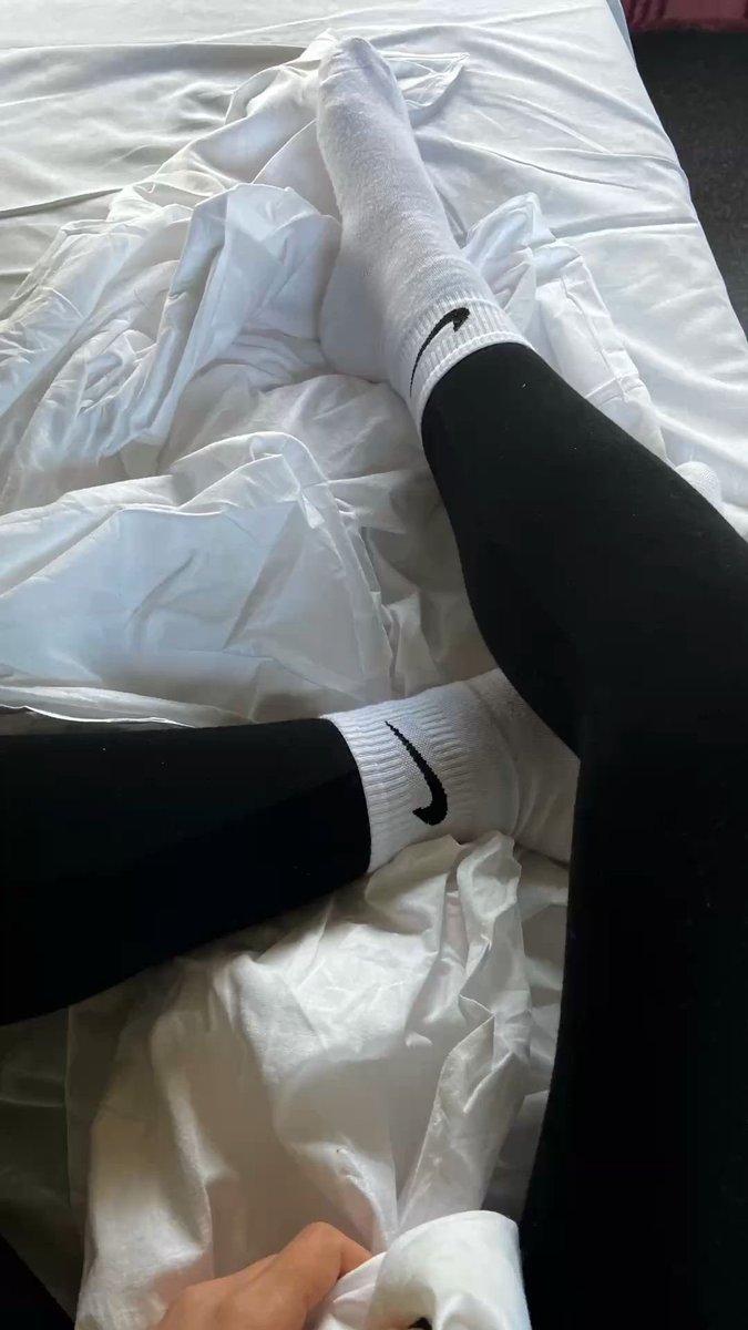 On fera jamais meilleur outfit chez une femme que le combo legging + chaussettes longues blanches dessus