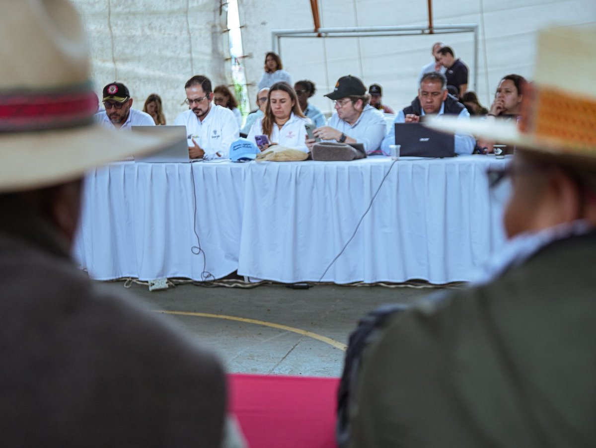 MinEnergiaCo's tweet image. ¡Hoy avanzamos con hechos en la #TransiciónEnergéticaJusta del Cauca!

Anunciamos la implementación de 4 #ComunidadesEnergéticas en territorios del @CRIC_Cauca, en articulación con @fondofenoge, con una inversión superior a $16.700 millones.

Este proyecto permitirá instalar más