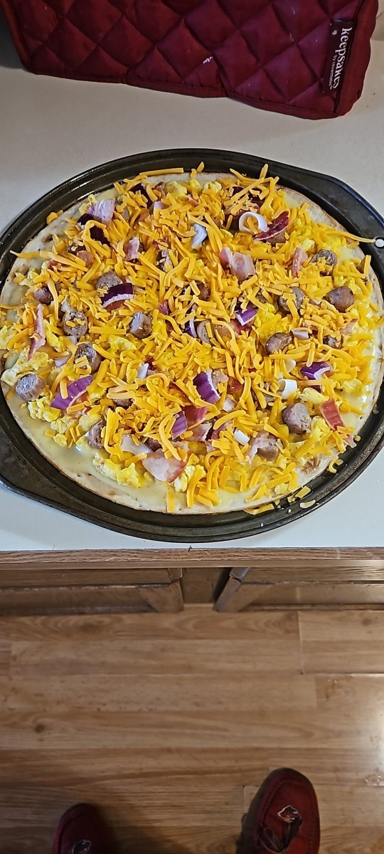 bp85wildfan's tweet image. My bro challenged me to make a breakfast pizza for lunch before I head back to work. I think it's going to be 🔥🔥