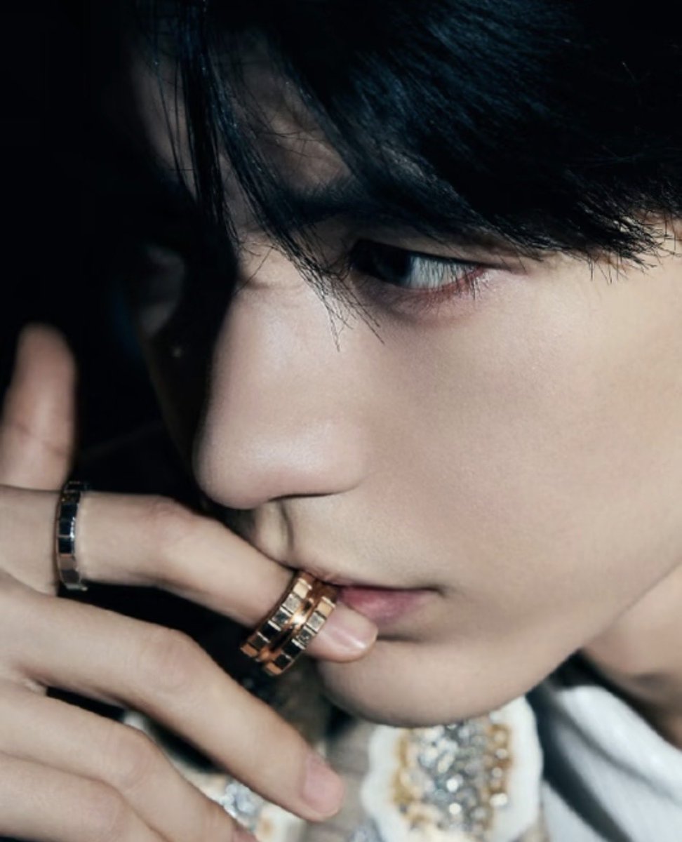 XuKai_Soso0305's tweet photo. his hands are so damn sexy 🔥🔥🔥

 #ZhangLinghe #张凌赫 https://t.co/g7JTmTqz14