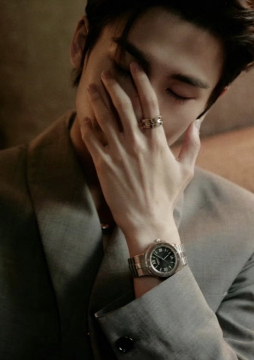 XuKai_Soso0305's tweet photo. his hands are so damn sexy 🔥🔥🔥

 #ZhangLinghe #张凌赫 https://t.co/g7JTmTqz14