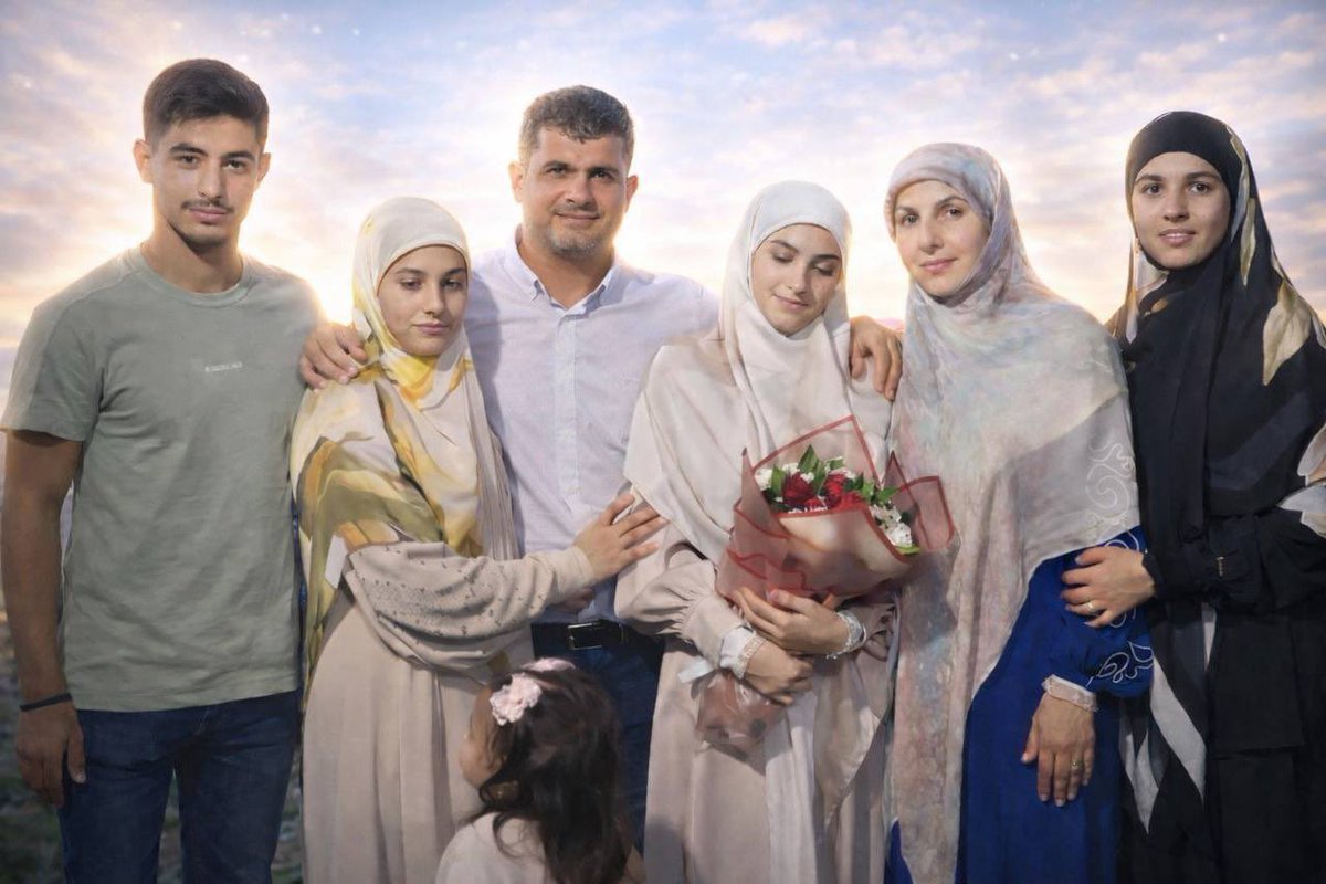 alpserene's tweet photo. 💔 Heart Breaking 💔 
Israel killed entire family in the Lebanon bombing 🇱🇧 

#CeasefireAgreement #Israhell #Lübnan #Hürmüz #ateşkes https://t.co/bRmYJfvLDE
