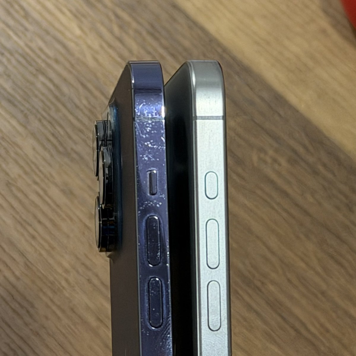 Val_Gadget's tweet image. iPhone 14 Pro Max vs iPhone 15 Pro Max after 1 year of use with a case. 

Titanium body type is different