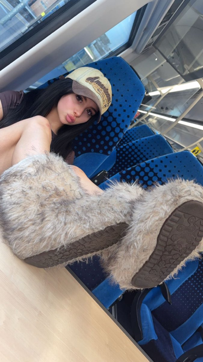EstrelleBby's tweet image. If you seen me and my fur boots on the train , what would you do ? #bootlicker #furboots #brattydomme #footfetısh #feetworshi̇p #findomm