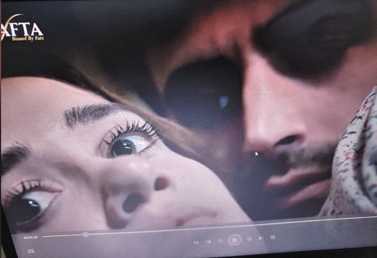 Kuchrang_'s tweet photo. The way her pupil expanded like she had forgotten how to breathe, like her body reacted before her mind could catch up. ❤️‍🔥
He was so close, That tension? You could feel it through the screen. 🤏🏻
#Arafta | #MerTeş https://t.co/kucH51AnVe