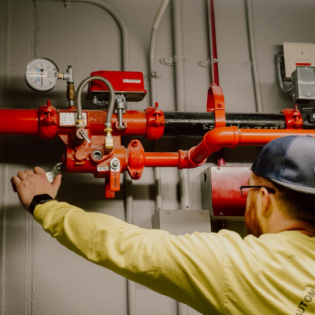 Guardianfire22's tweet photo. Quarterly high-rise sprinkler testing ensures reliable performance, early issue detection, and NFPA 25 compliance (including checks on waterflow alarms, valves, and gauges). These inspections keep systems ready when it matters most. https://t.co/zUdAurhOBB