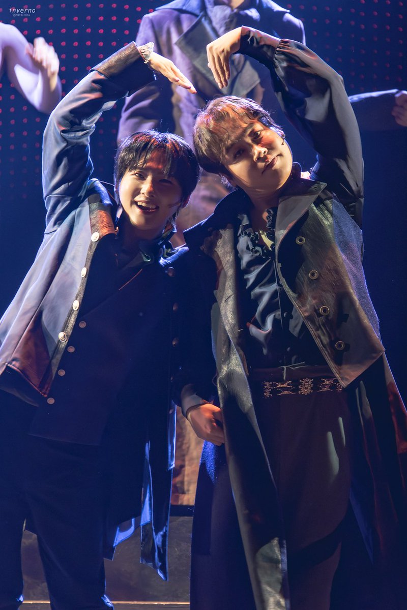 260412 뮤지컬 로미오와 줄리엣 커튼콜
우빈이랑 만든 하트 💙❤️

#우빈 #WOOBIN #박밈성 #곽동현 #김현수 #크래비티 #CRAVITY