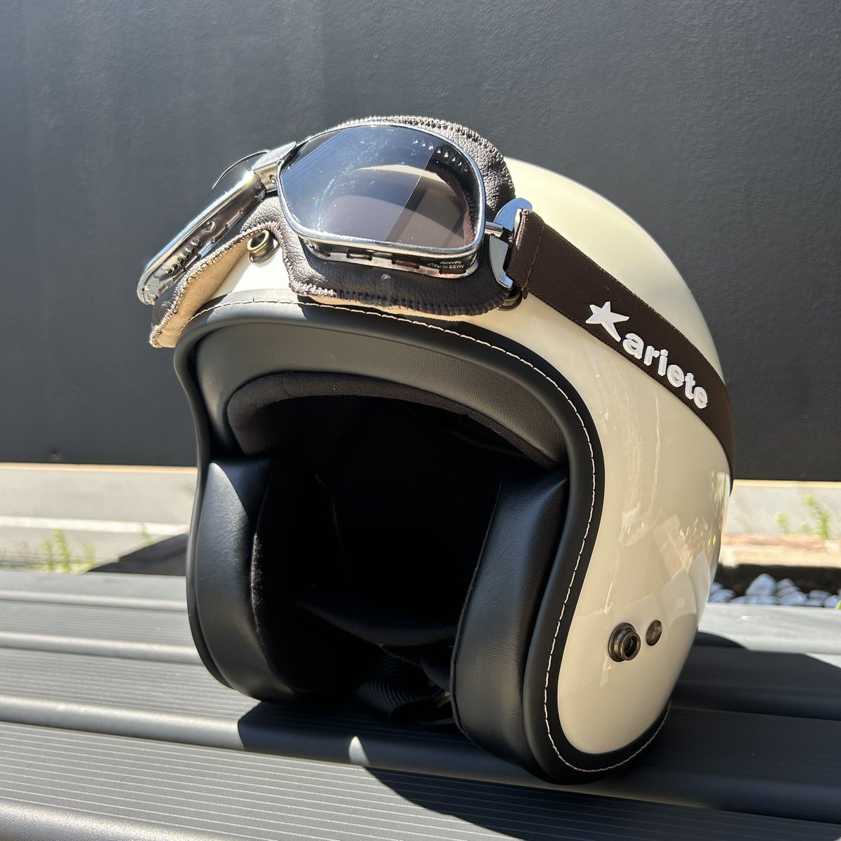 Havilland202504's tweet image. arieteヴィンテージゴーグル☕️
¥21,010（税込）

渋みのあるブラウンでレザーやデニムとの相性も抜群なアイテム
クロームメタルのフレームが高級感をUPさせてくれます⤴️
決めすぎ感がなく、毎日の街乗りの必需品になること間違いなし☝️
ショールームにてお取扱いしております
#ariete #バイク用品
