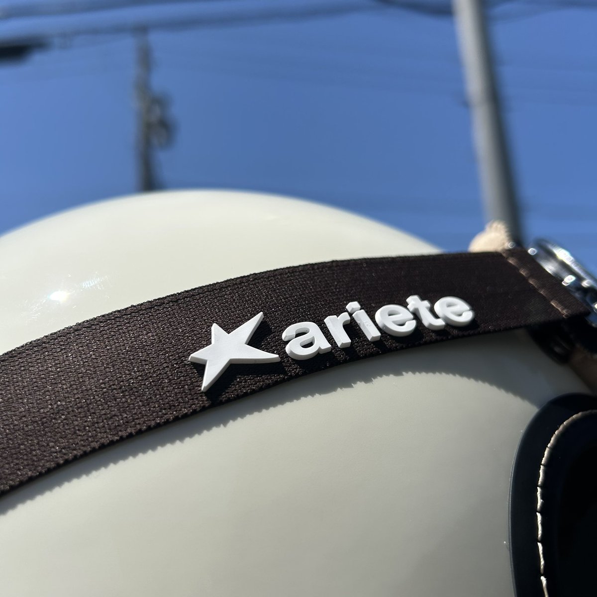Havilland202504's tweet image. arieteヴィンテージゴーグル☕️
¥21,010（税込）

渋みのあるブラウンでレザーやデニムとの相性も抜群なアイテム
クロームメタルのフレームが高級感をUPさせてくれます⤴️
決めすぎ感がなく、毎日の街乗りの必需品になること間違いなし☝️
ショールームにてお取扱いしております
#ariete #バイク用品