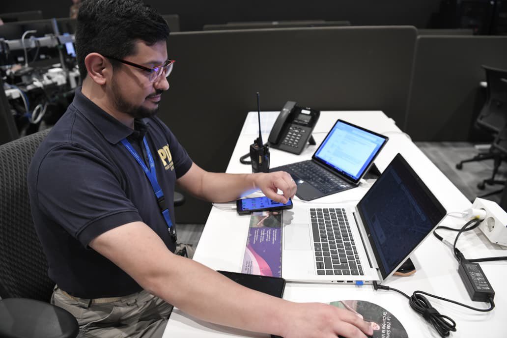 🔵 EN DESARROLLO | Desde el centro de mando de CENCO, el Presidente de la República, José Antonio Kast, junto a la ministra de Seguridad Pública, Trinidad Steinert; el Director General de la PDI, Eduardo Cerna, y el General Director de Carabineros, Marcelo Araya, coordinan el