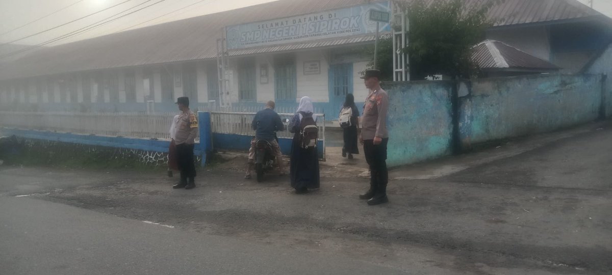 SikeuPolres123's tweet image. Polsek Sipirok melaksanakan PAM Padat Pagi di depan SMP Negeri 1 Sipirok pada Rabu pagi guna mengatur arus lalu lintas agar tetap lancar serta menciptakan situasi aman dan meningkatkan kepercayaan masyarakat terhadap Polri #PolsekSipirok #Sipirok #PAM #Lalin #Kamtibmas
