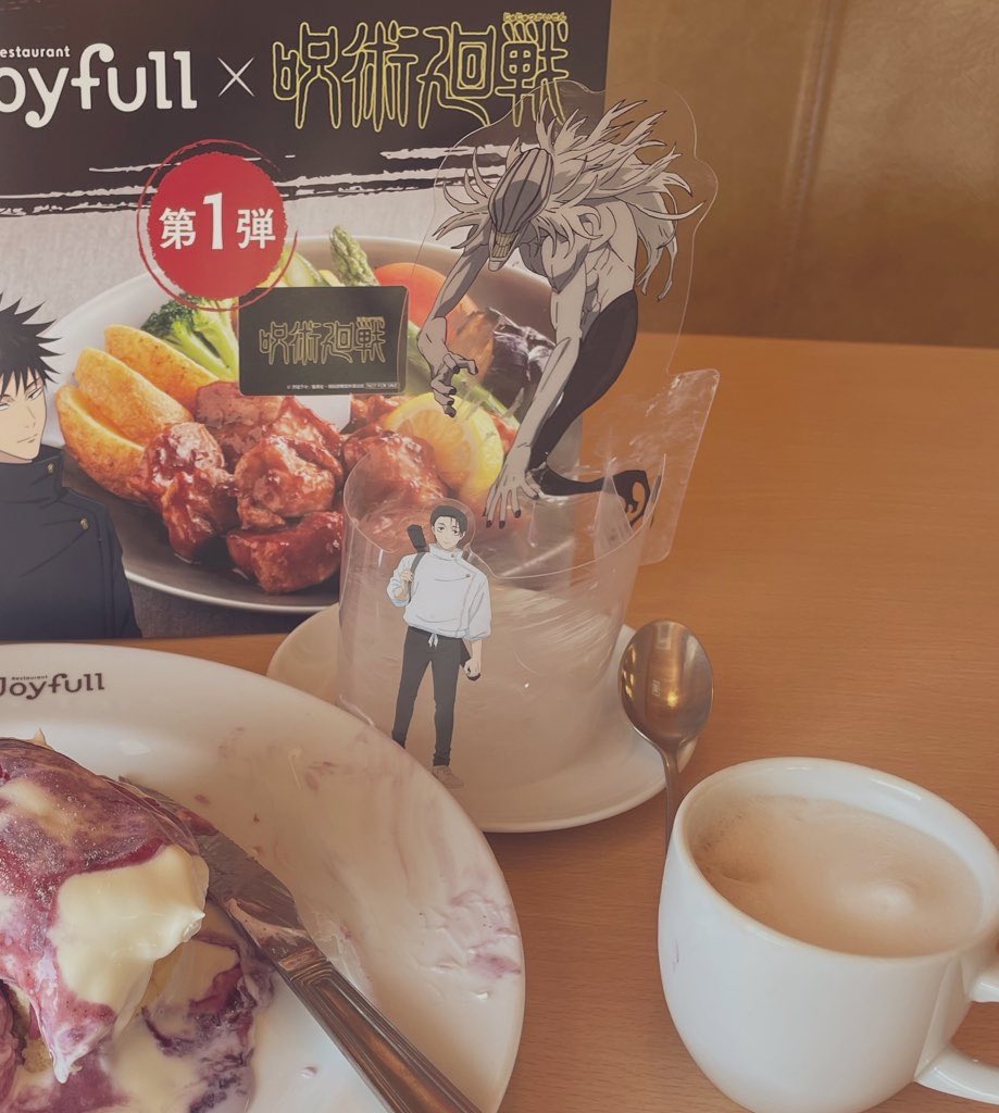 🦴・リカﾁｬﾝ🥞はフィルムが大きくてお皿に納めきれないのでJoyカフェ頼んでる人は☕️の受け皿においたら食べやすいです！！