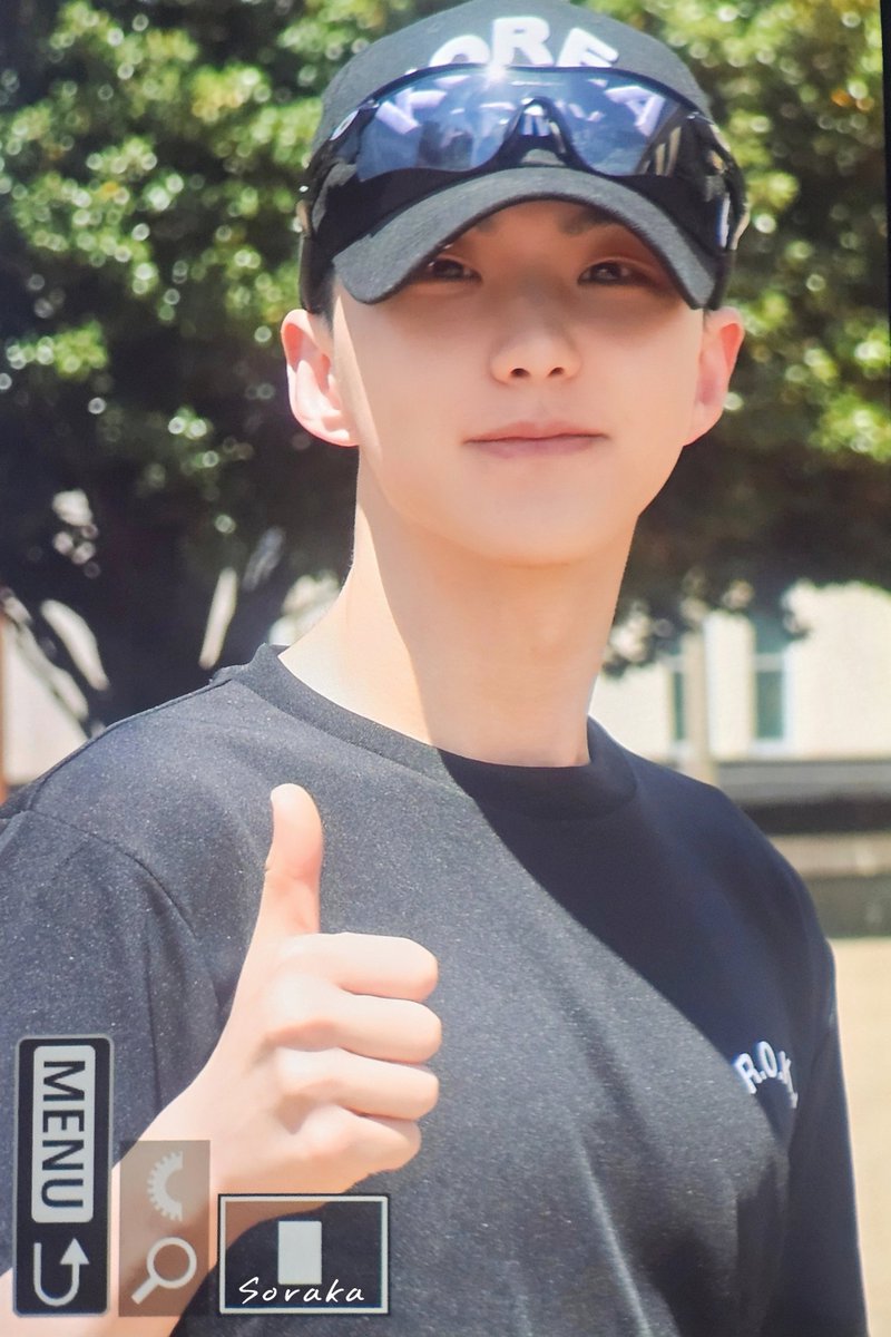 공연장 근처에서 순영이가 계속 들락날락하는 건 봤는데
군 일정이라 혹시 불편을 드릴까 봐 감히 카메라를 들지는 못하고 있었음…

근데 오늘 점심에 멀리서 순영이를 봤을 때
기분 좋아 보이더니 먼저 인사해줘서
용기 내서 조심스럽게 물어봤음
“출근길 촬영해도 될까요…?”

순영이가 잠깐