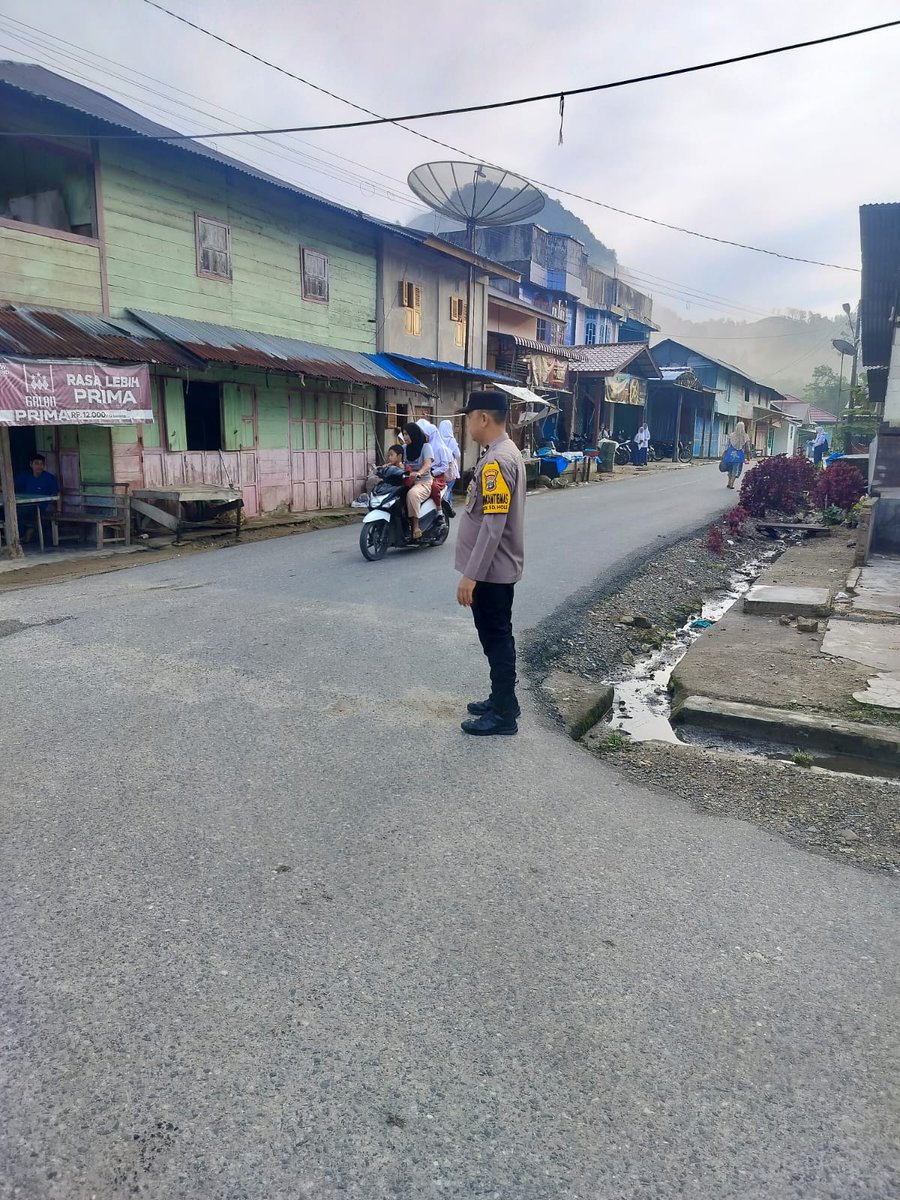 polsek_angkola's tweet image. Polsek Saipar Dolok Hole melaksanakan PAM Padat Pagi di Jalan Umum Pasar Sipagimbar pada Rabu pagi guna mengatur arus lalu lintas agar lancar serta menciptakan situasi aman dan meningkatkan kepercayaan masyarakat terhadap Polri #PolsekSDHole #Sipagimbar #PAM #Lalin #Kamtibmas