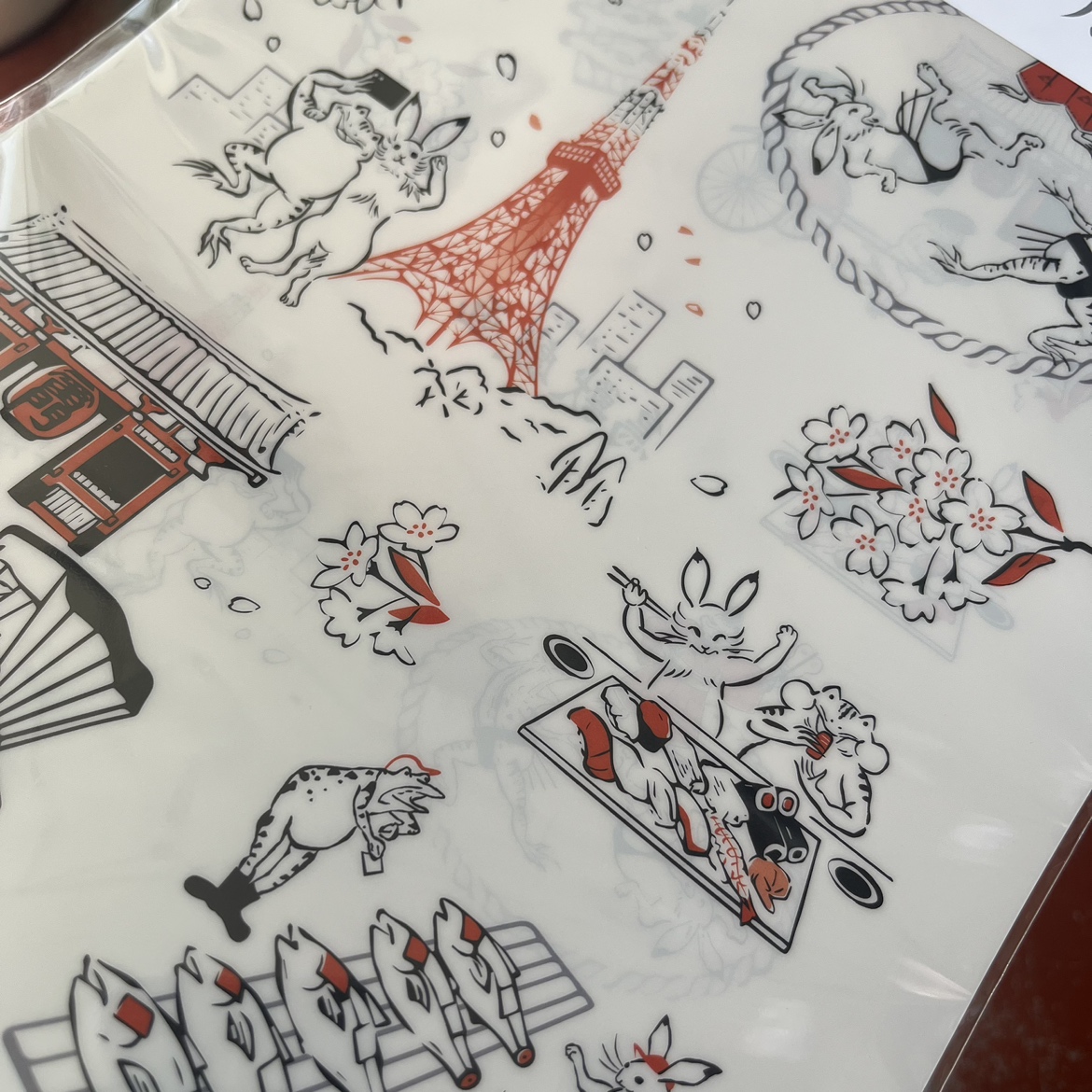 36Sublo's tweet photo. 【店頭商品】鳥獣戯画日本全国巡り旅 東京編
A4クリアファイル 各￥330(税込)
鳥獣たちが東京を旅する姿が描かれた、A4サイズのクリアファイルです。東京土産にもピッタリです。たおるはんかちとお揃いにして持ち歩くのも良さそうですね。 https://t.co/5YVjy8fZ7y