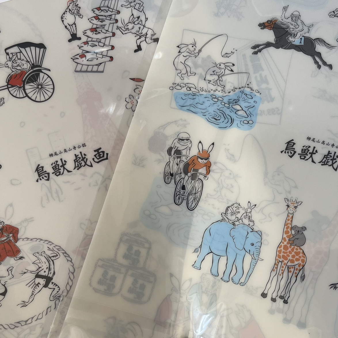 36Sublo's tweet photo. 【店頭商品】鳥獣戯画日本全国巡り旅 東京編
A4クリアファイル 各￥330(税込)
鳥獣たちが東京を旅する姿が描かれた、A4サイズのクリアファイルです。東京土産にもピッタリです。たおるはんかちとお揃いにして持ち歩くのも良さそうですね。 https://t.co/5YVjy8fZ7y