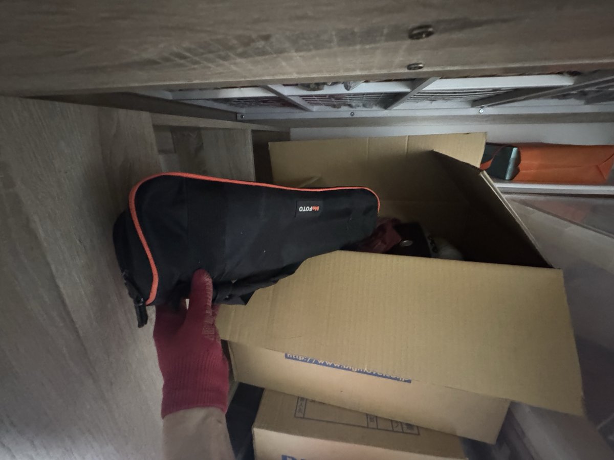 usawhiterabbit's tweet image. 高級新カメラを買う前に、三脚を発掘しておきたい！！…ということで昨日、閉鎖されたゲルドキャニオン馬宿内の全てを埋め尽くす木箱のような、雑多家財ダンボールを掘削し、掘削し…発掘に成功した！！！
ロフト物置の下の奥…引っ越し屋に箱詰めされてここに置かれてたのか！！
#三脚 #MeFOTO